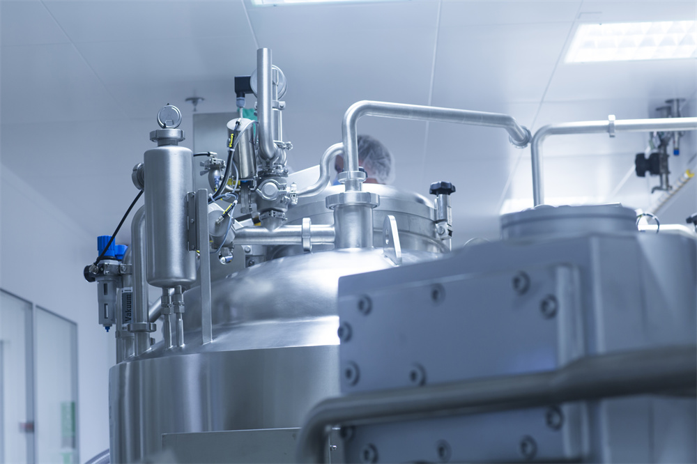 摄图网_501876727_制药厂的药品生产设备（企业商用）.jpg